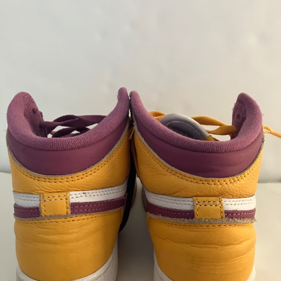 Kids Air Jordan 1 Highs - Picture 3 of 4